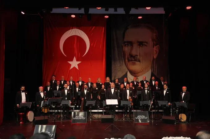 GAZİANTEP BÜYÜKŞEHİR, ULU ÖNDER’İ SEVDİĞİ ŞARKILARLA ANDI