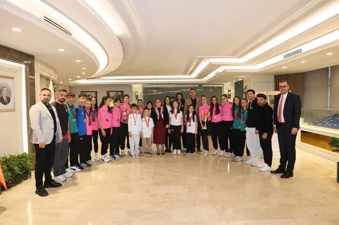 Gaziantep’in şampiyonları, Şahin ile bir araya geldi